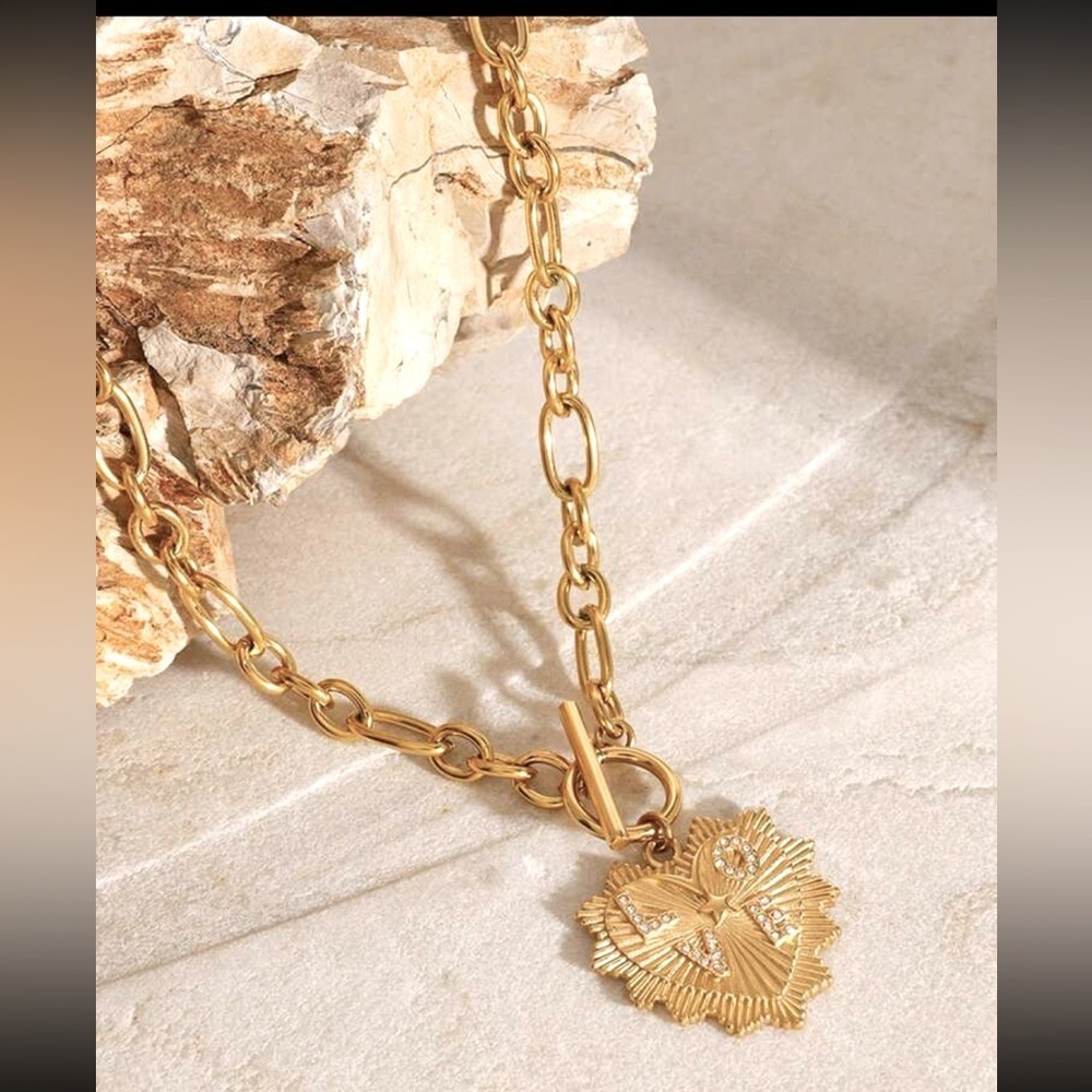 Elegant Gold Pendant Necklace